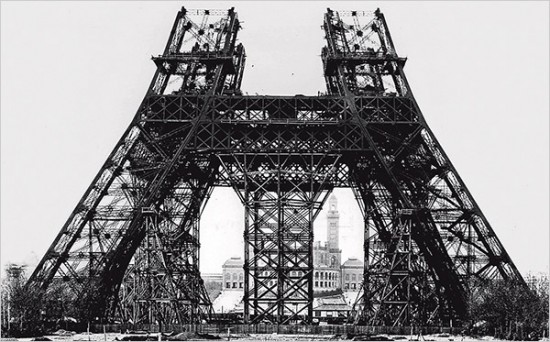 Torre Eiffel durante su construcción en 1888. Referencia. 