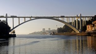 Oporto, el skyline de los puentes. El puente de la Arrábida